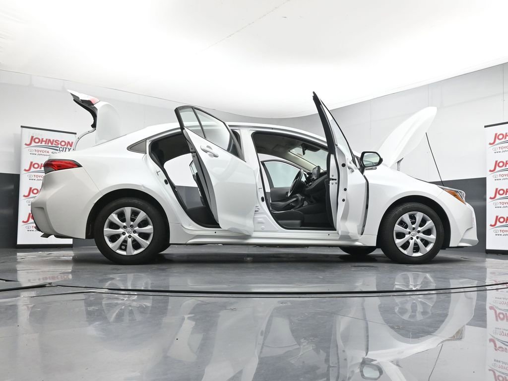 Used 2022 Toyota Corolla LE FWD image 29
