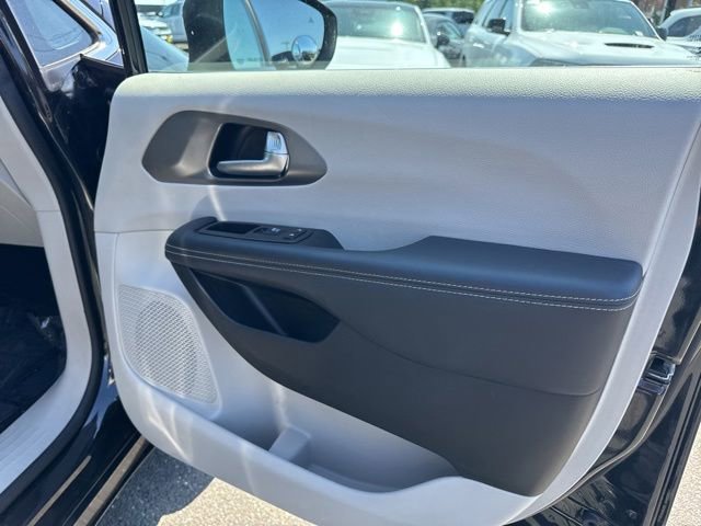 Used 2023 Chrysler Pacifica Touring-L FWD image 8