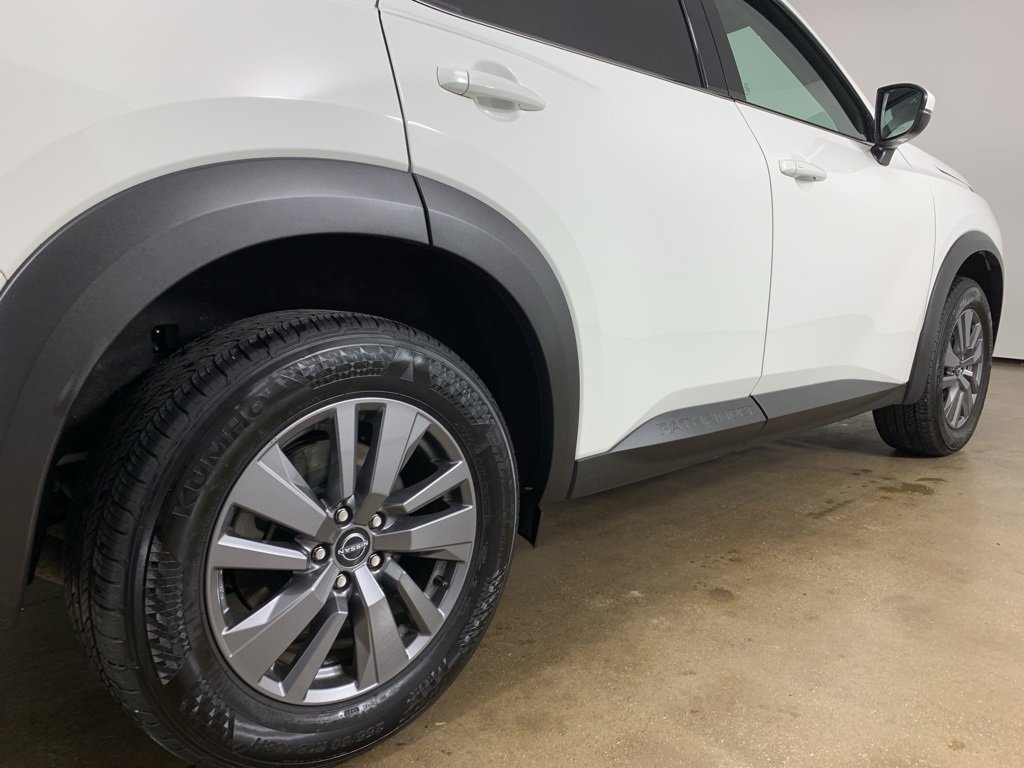 Used 2025 Nissan Pathfinder SV image 9