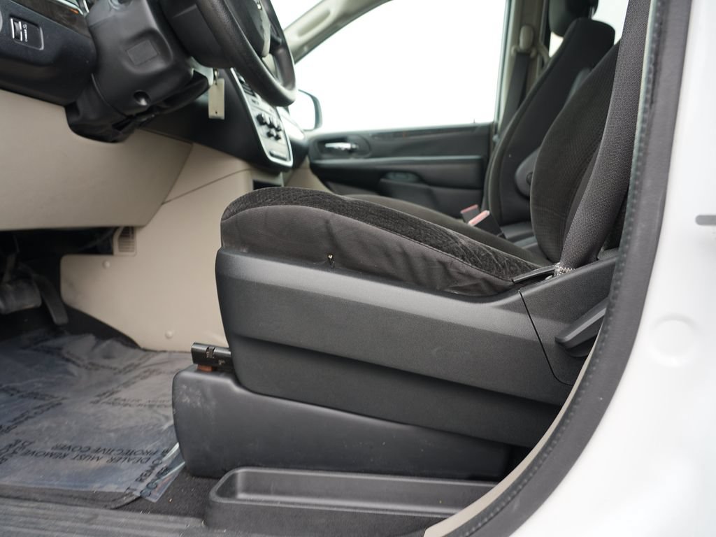 Used 2018 Dodge Grand Caravan SE w/ UConnect Hands-Free Group FWD image 13