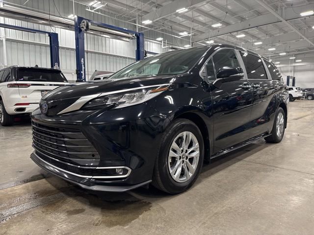 Used 2024 Toyota Sienna Limited AWD/4WD image 3