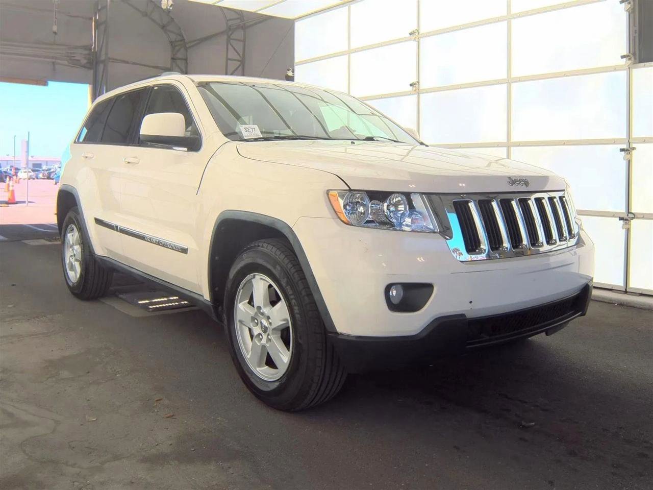 Used 2012 Jeep Grand Cherokee Laredo w/ Laredo E Group AWD/4WD image 4