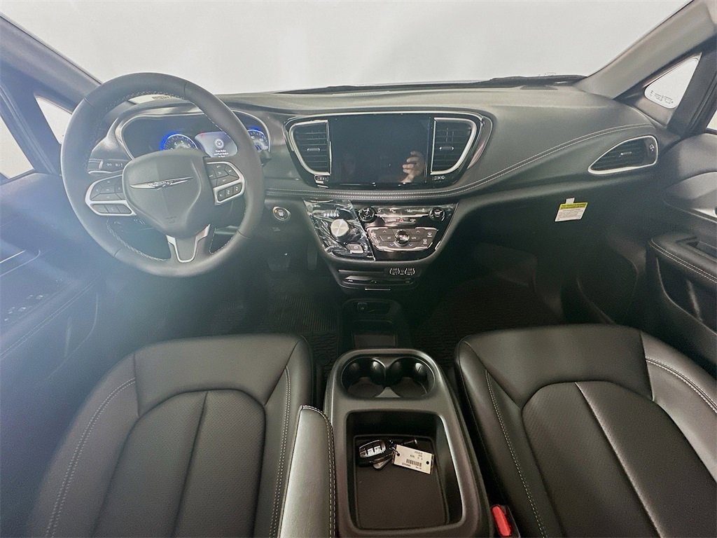 New 2025 Chrysler Pacifica Select w/ Uconnect Theater Family Group image 9