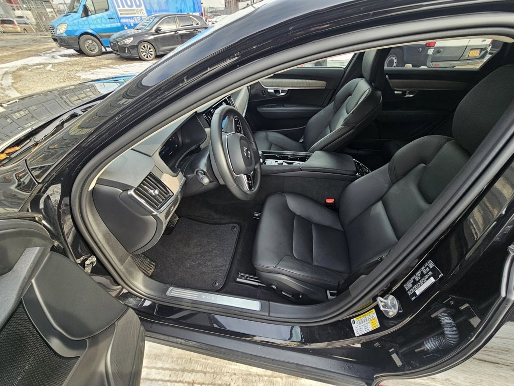 Certified 2024 Volvo V90 B6 Cross Country Plus image 18