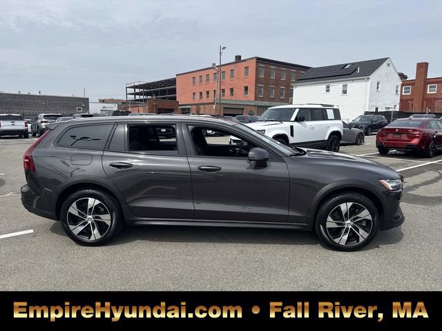 Used 2025 Volvo V60 B5 Cross Country Plus AWD/4WD image 3