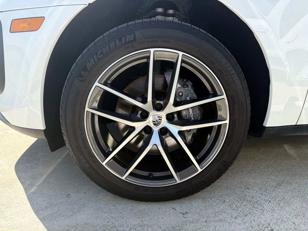 Used 2023 Porsche Macan Base image 9