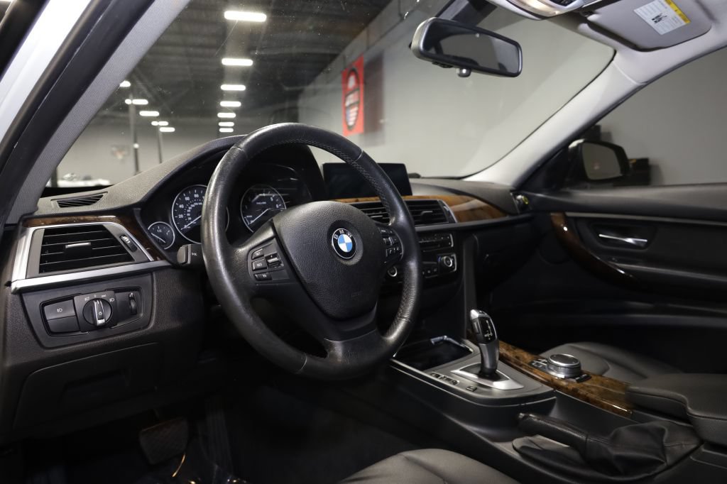 Used 2017 BMW 320i xDrive Sedan AWD/4WD image 16
