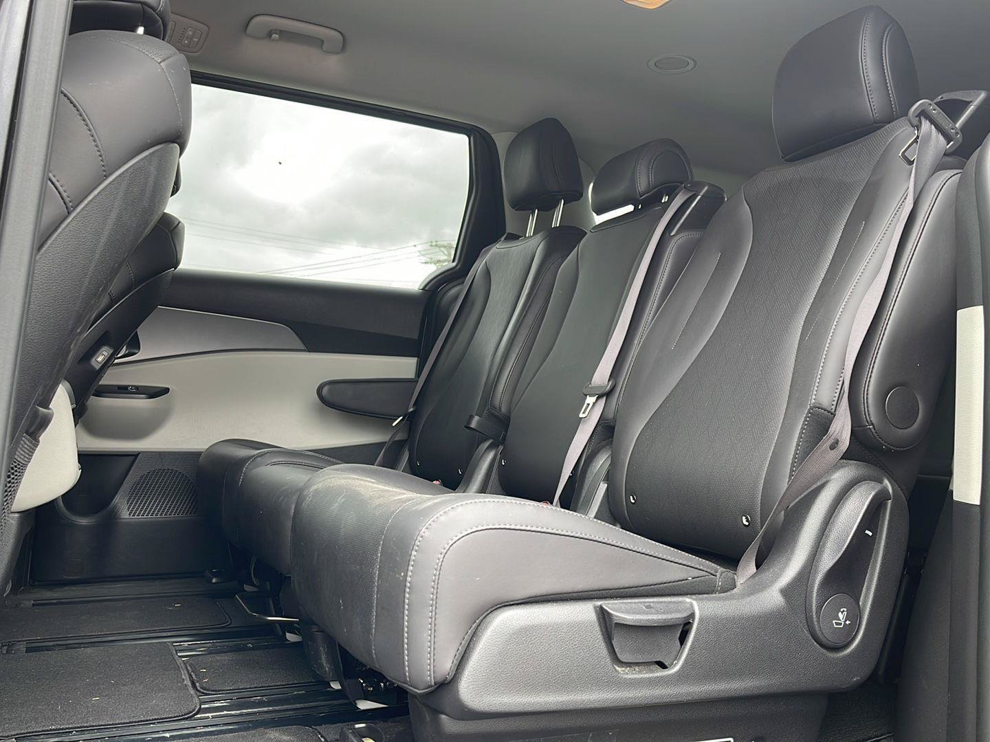 Used 2024 Kia Carnival LX FWD image 7