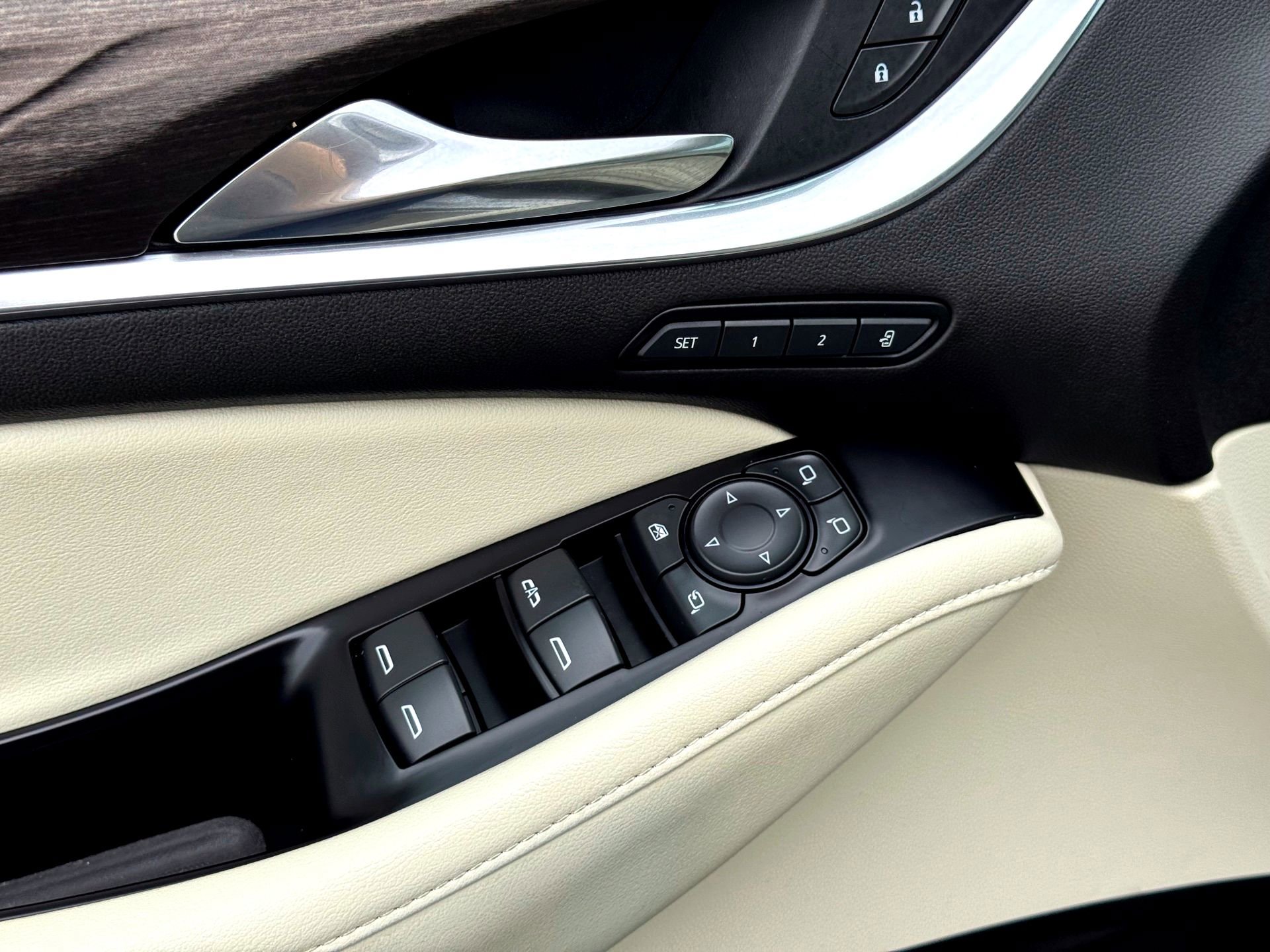 Used 2024 Buick Enclave Avenir w/ Avenir Technology Package image 16