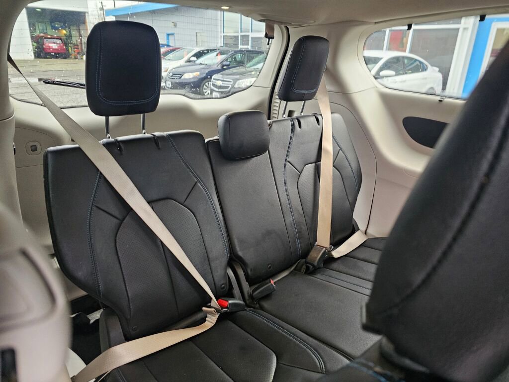 Used 2021 Chrysler Pacifica Touring-L image 16