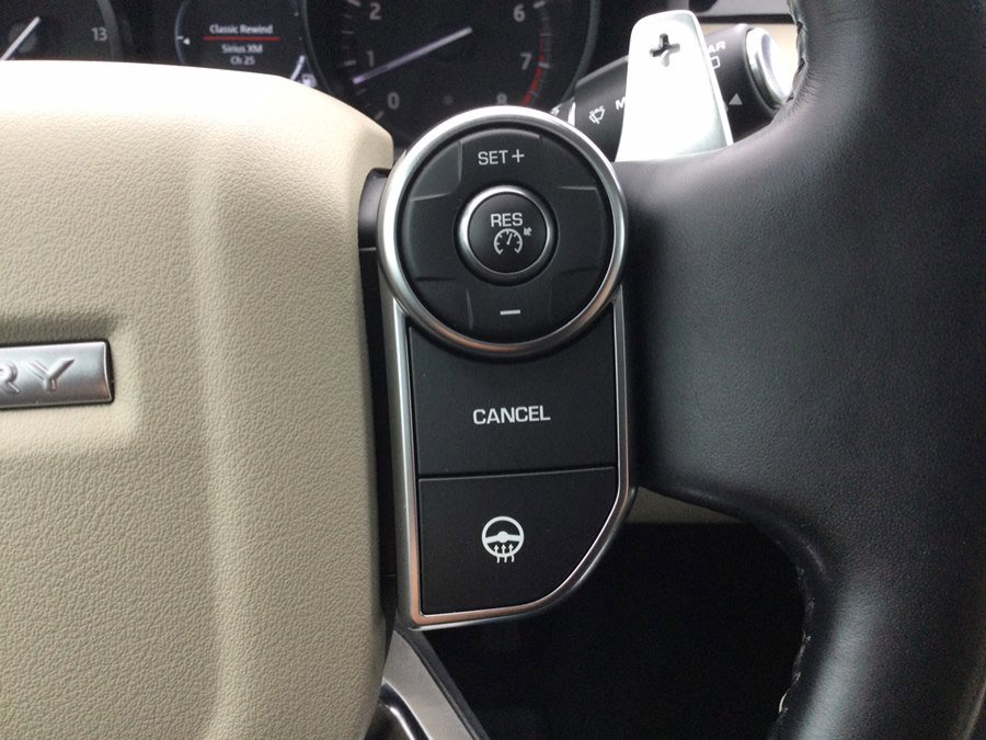 Used 2018 Land Rover Discovery SE image 25