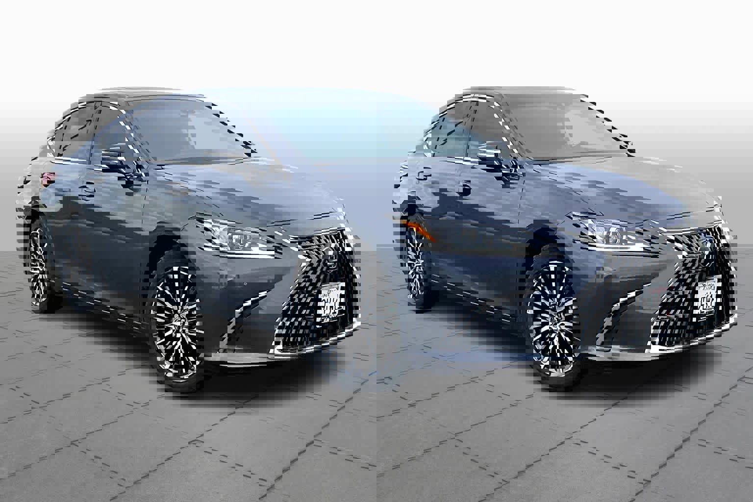 Used 2024 Lexus ES 300h w/ Premium Package image 2