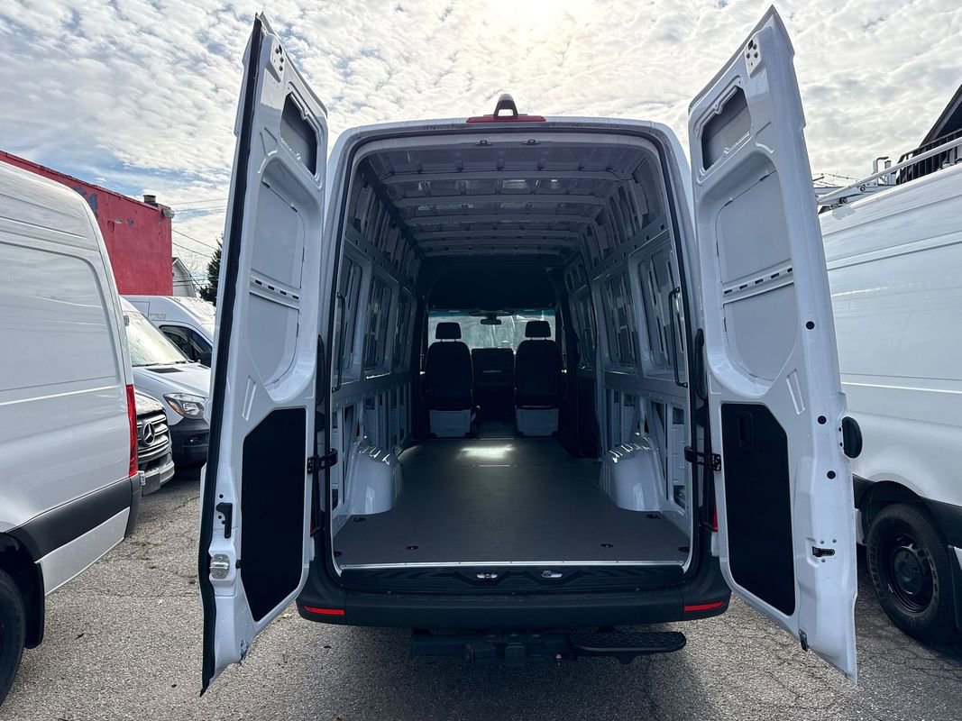 Used 2025 Mercedes-Benz Sprinter 2500 image 24
