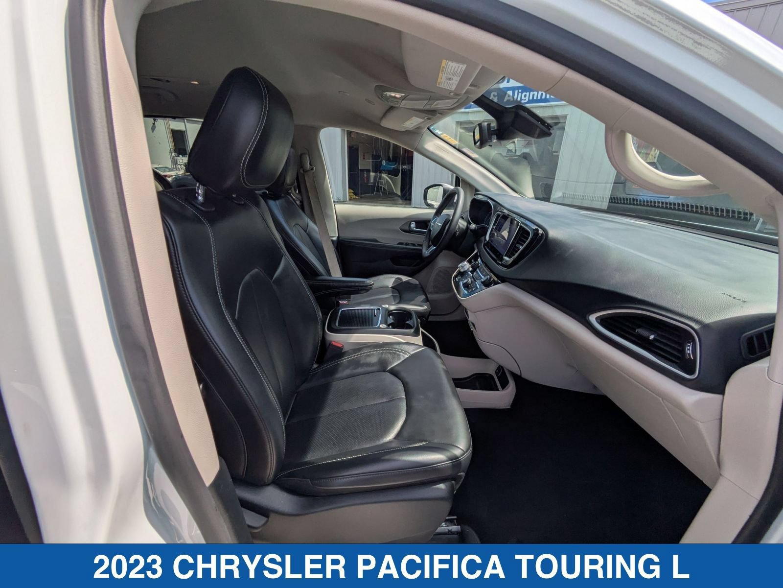 Used 2023 Chrysler Pacifica Touring-L FWD image 36