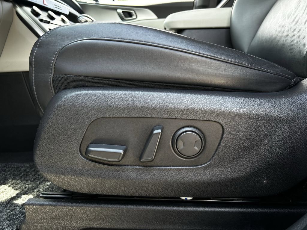 Used 2023 Kia Carnival LX FWD image 28