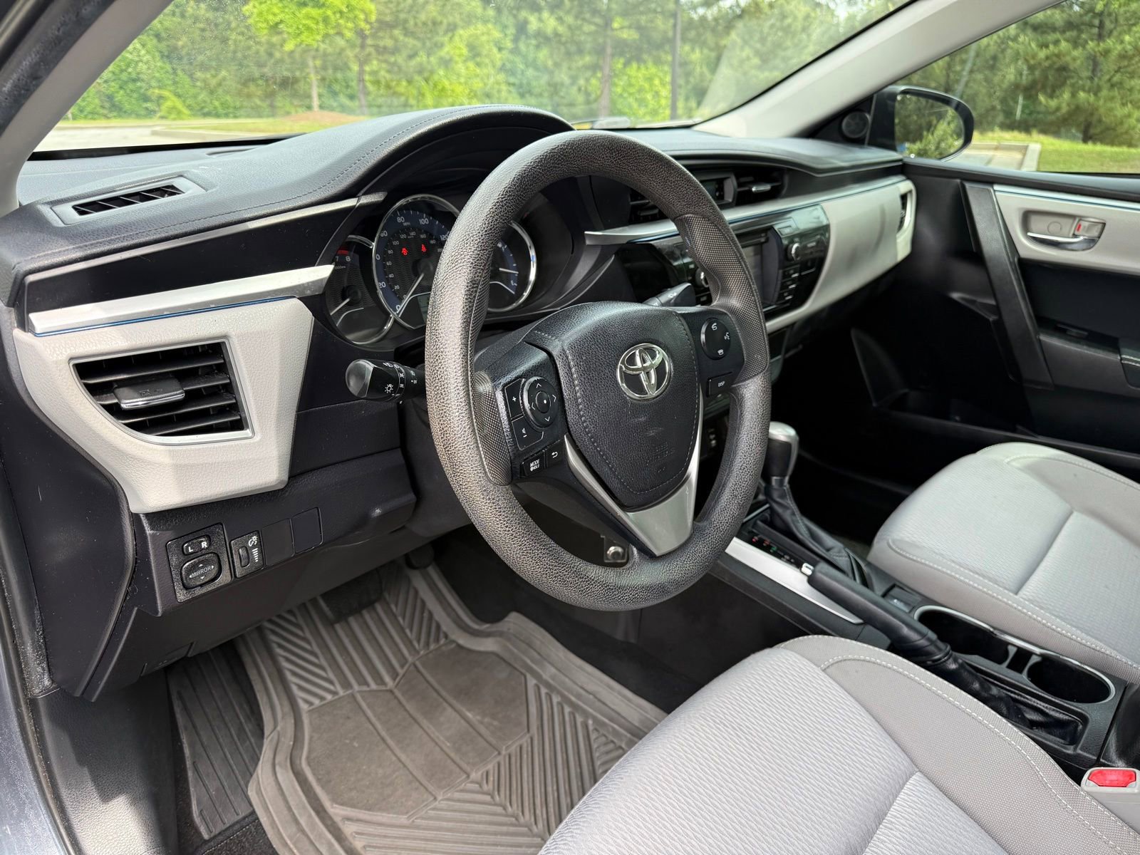 Used 2015 Toyota Corolla LE FWD image 18