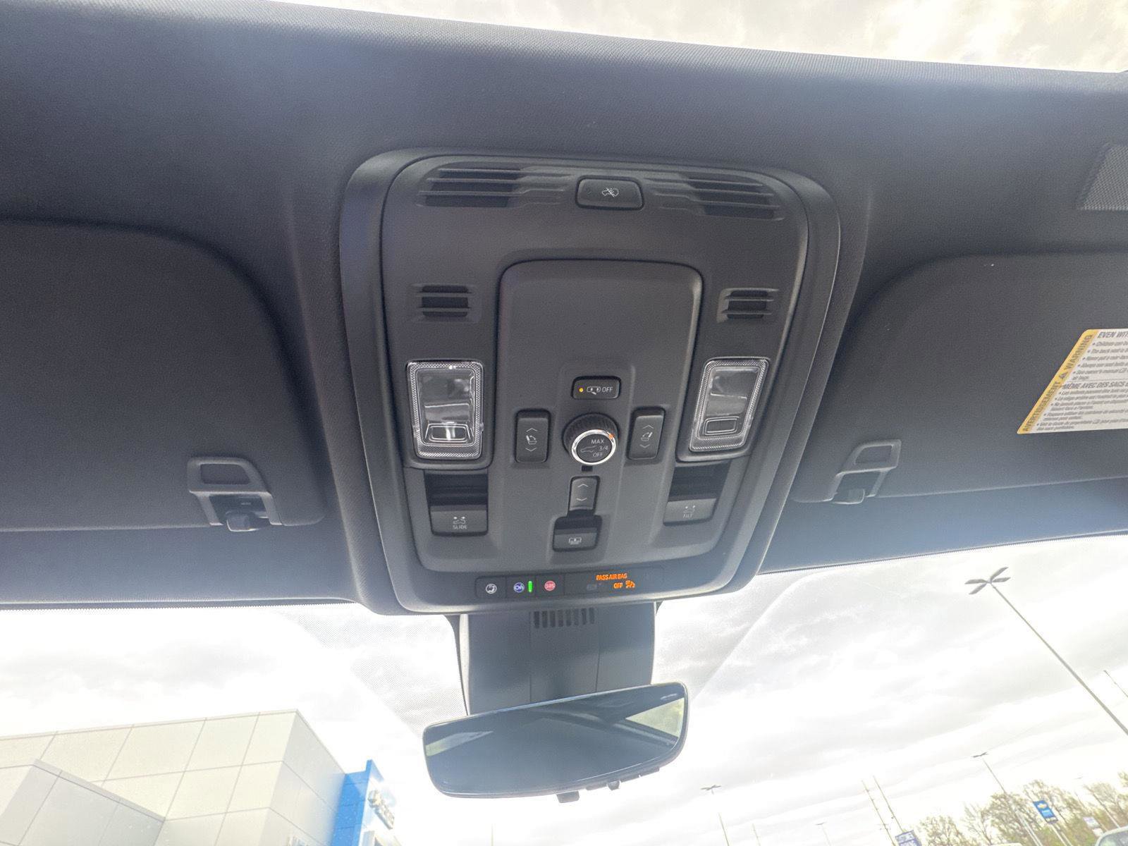 Used 2025 Chevrolet Tahoe Premier AWD/4WD image 30