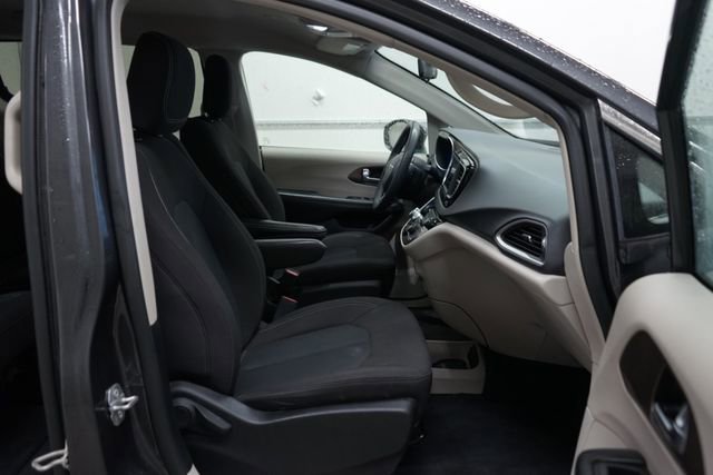 Used 2022 Chrysler Voyager LX image 22