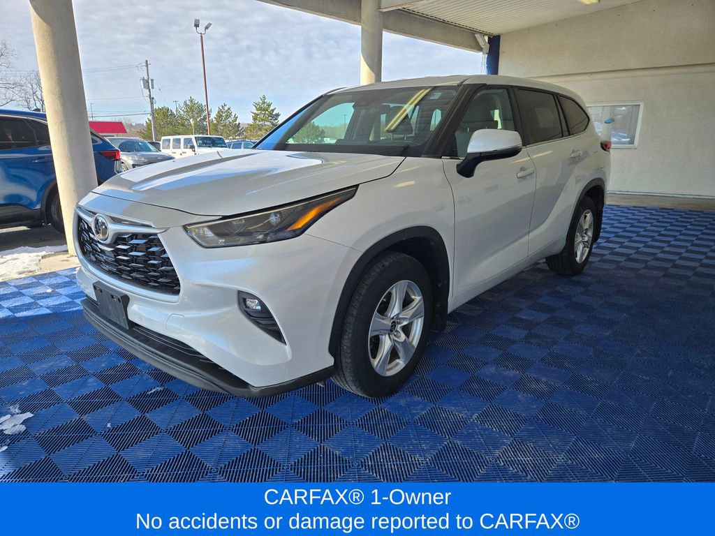 Used 2023 Toyota Highlander LE image 3