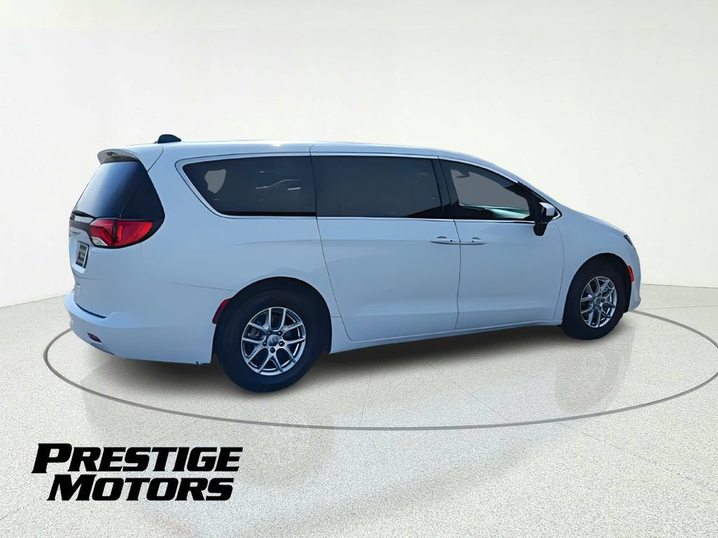 Used 2022 Chrysler Voyager LX FWD image 8
