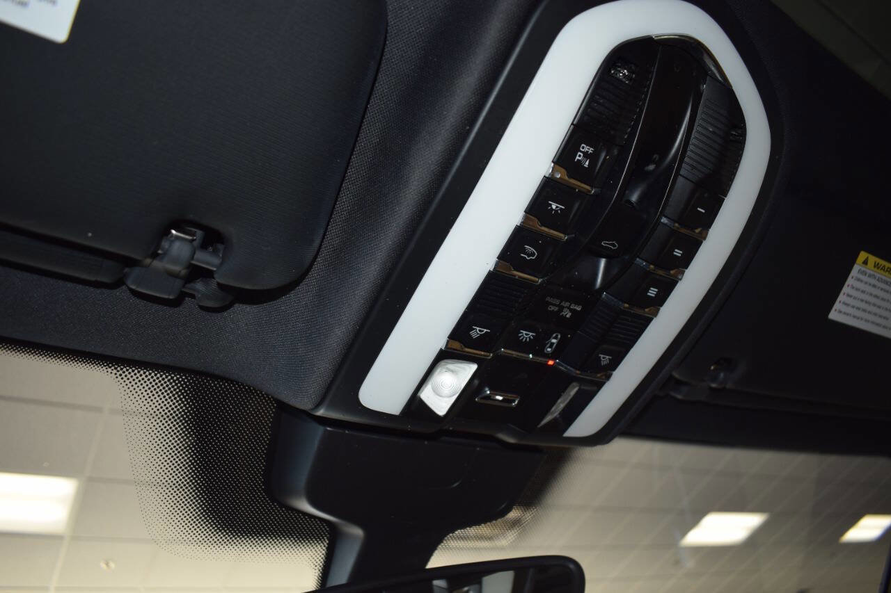 Used 2016 Porsche Cayenne image 22