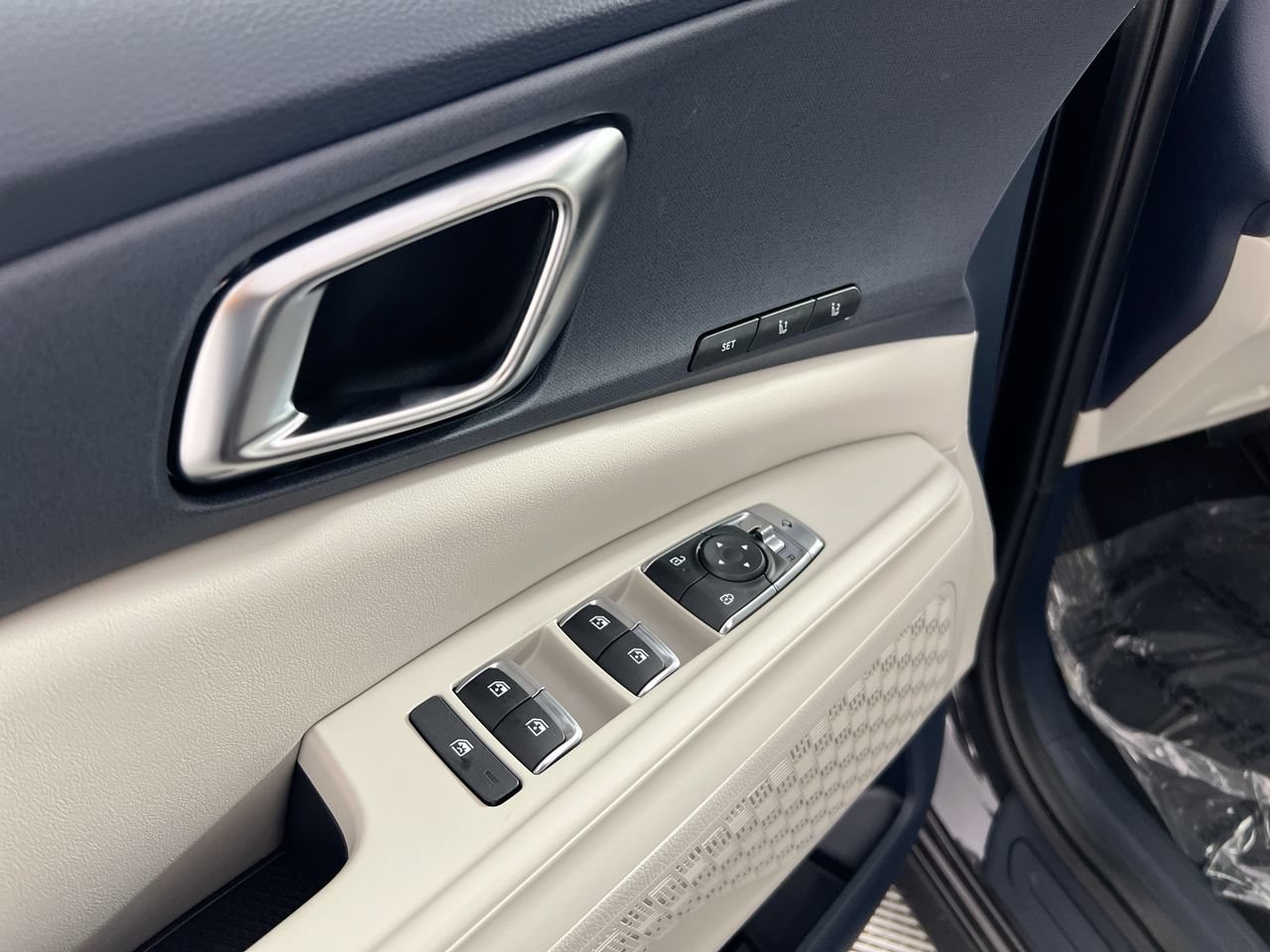 New 2026 Kia Carnival EX FWD image 16