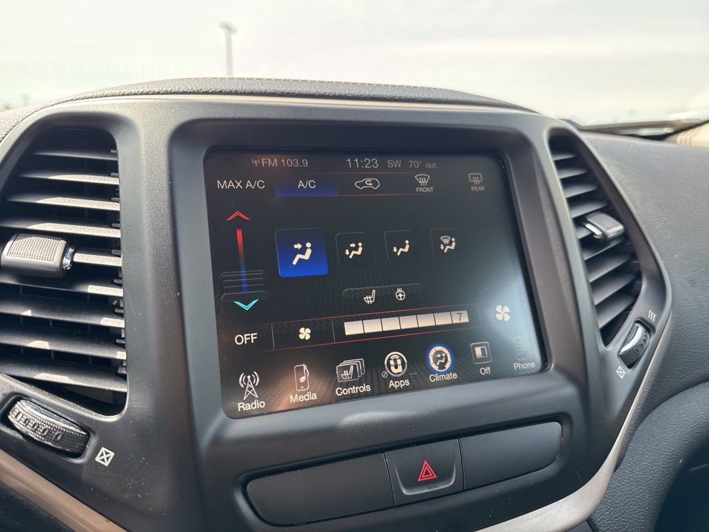 Used 2017 Jeep Cherokee Latitude w/ Cold Weather Group FWD image 20