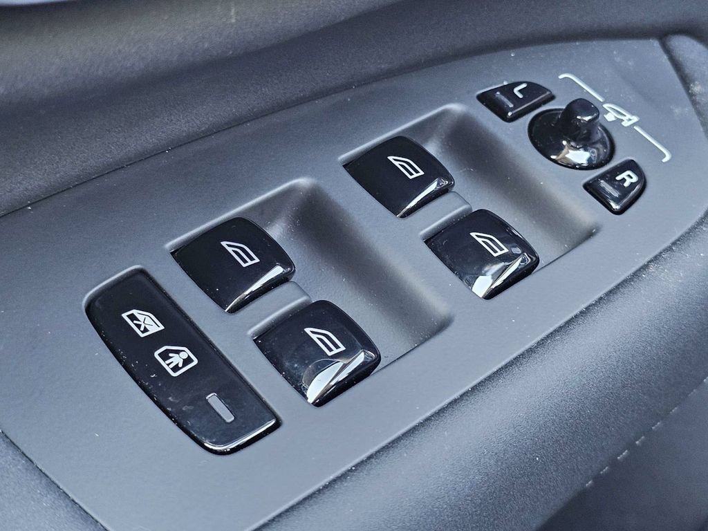 Certified 2025 Volvo XC90 B5 Plus AWD/4WD image 26
