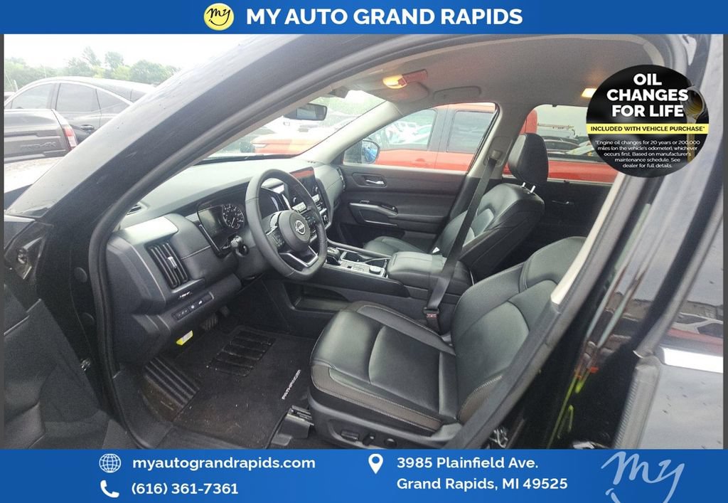 Used 2025 Nissan Pathfinder SL AWD/4WD image 44