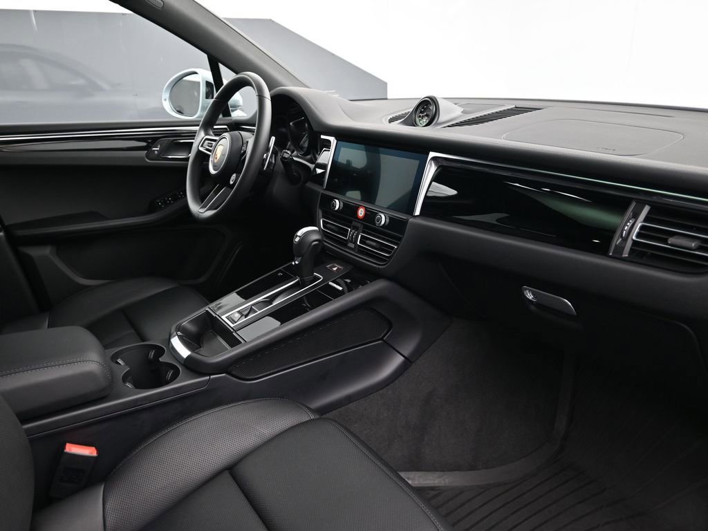 Certified 2026 Porsche Macan image 14