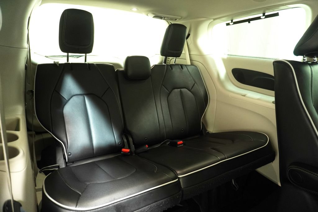Used 2021 Chrysler Pacifica Limited w/ Uconnect Theater Family Group FWD image 18