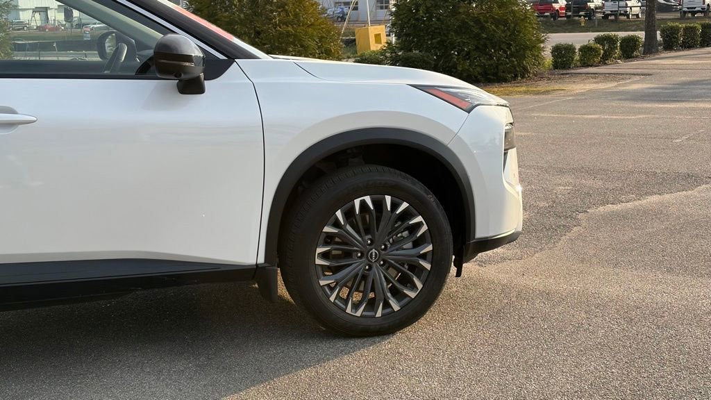 Certified 2025 Nissan Rogue SL w/ Tech Package image 8