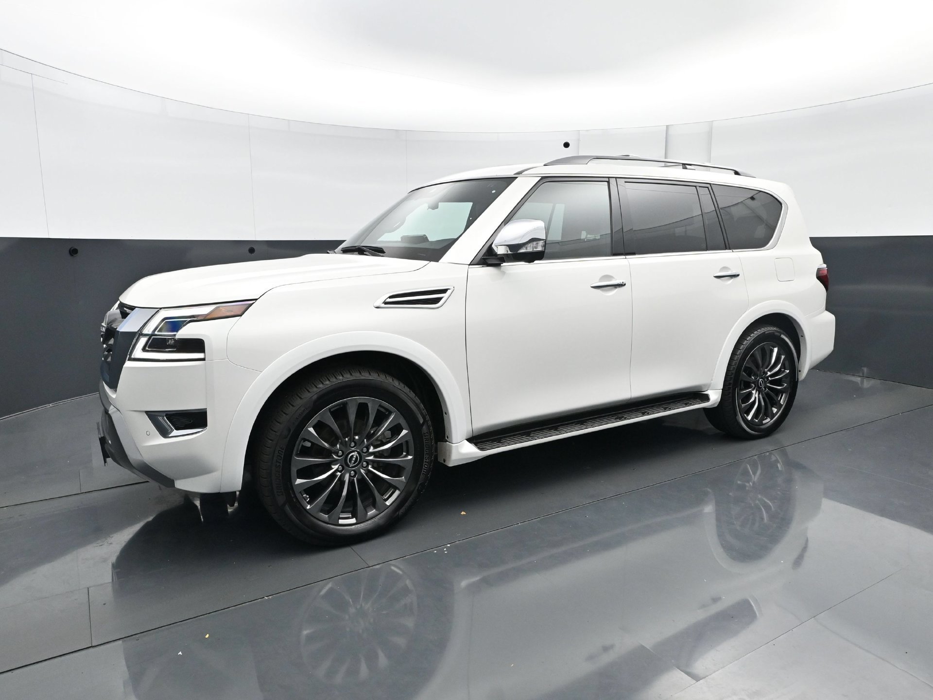 Used 2024 Nissan Armada Platinum w/ Captain's Chairs Package AWD/4WD image 2