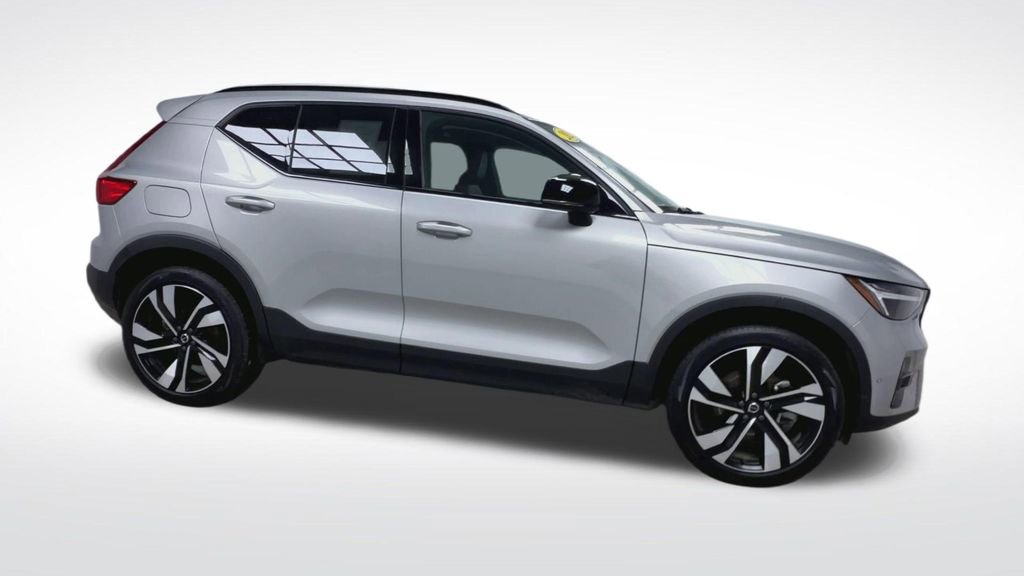 Used 2025 Volvo XC40 B5 Plus image 9
