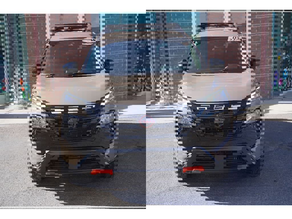 Used 2025 Nissan Rogue SV image 2