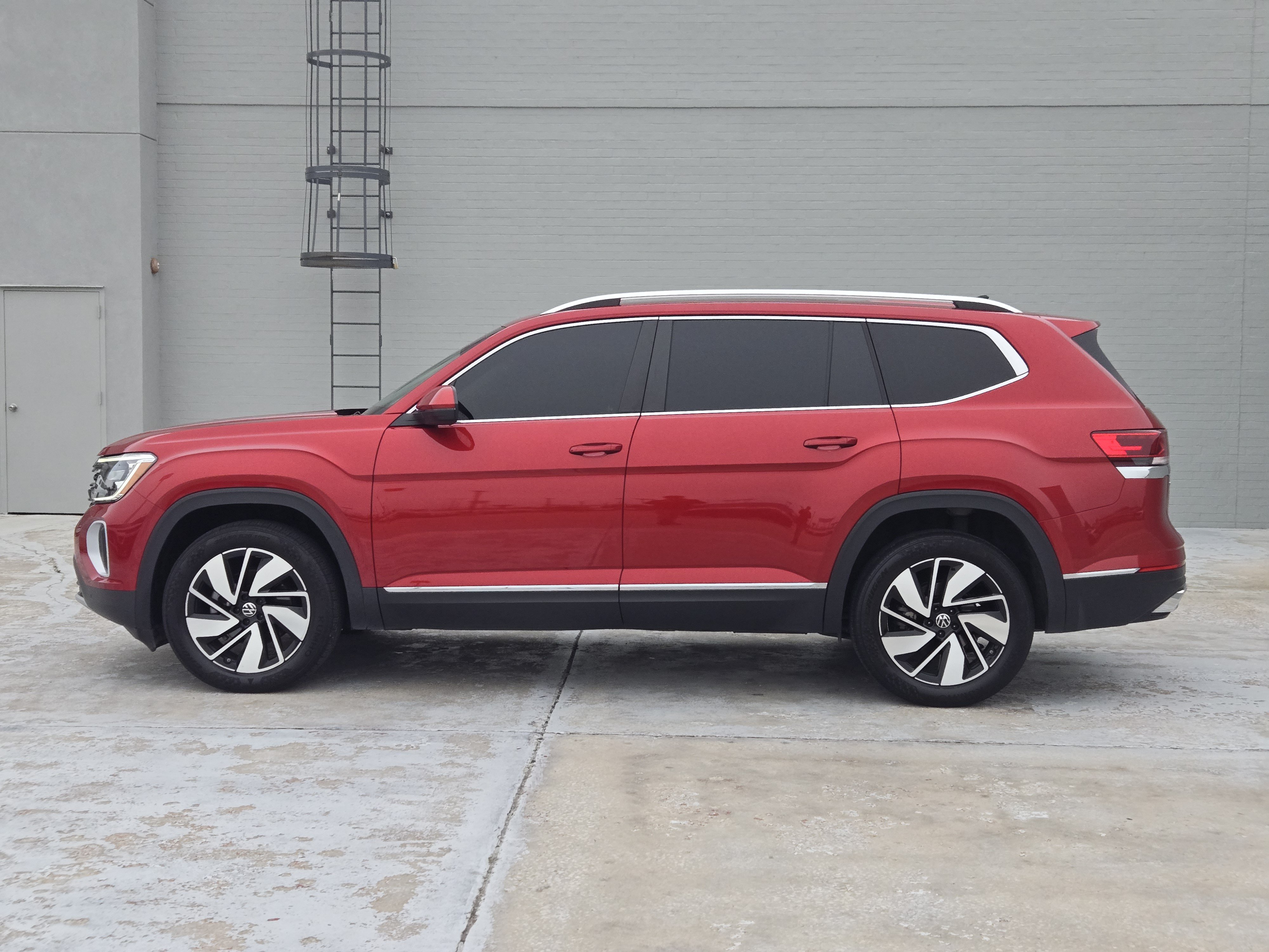 Used 2024 Volkswagen Atlas SEL AWD/4WD image 5
