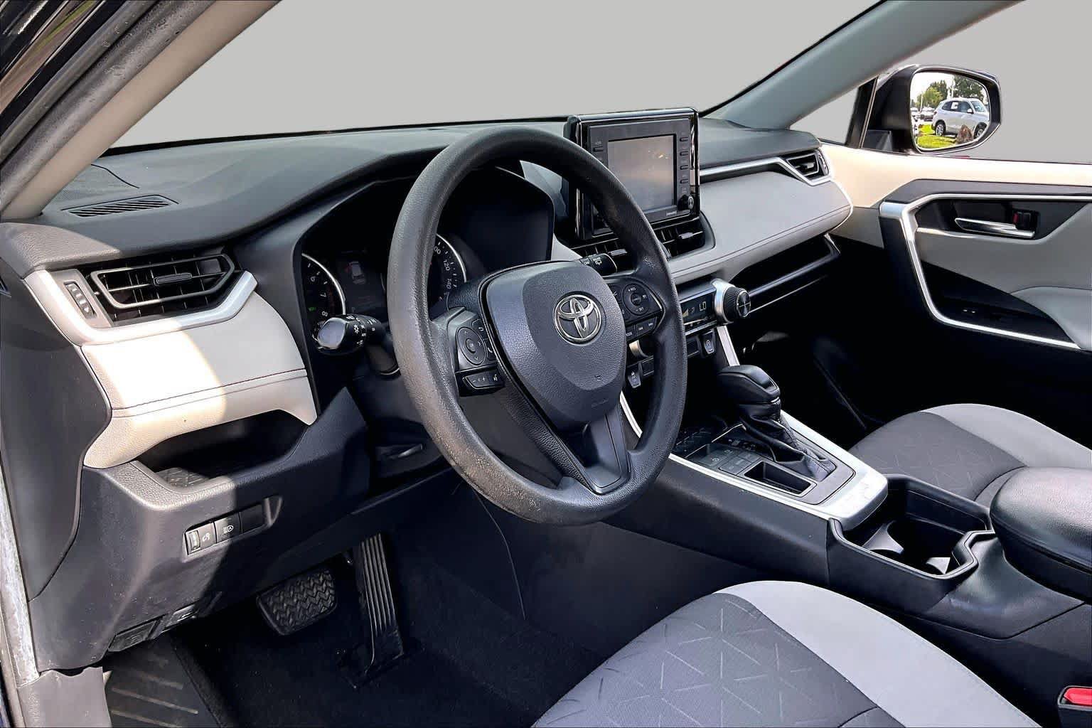 Used 2020 Toyota RAV4 XLE FWD image 16