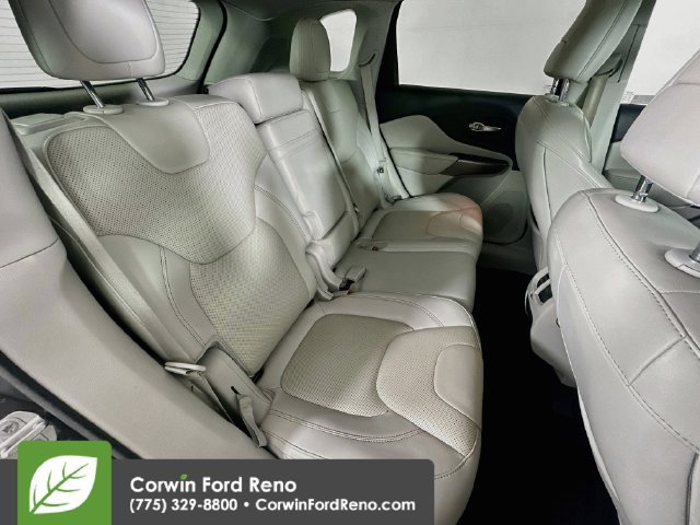 Used 2019 Jeep Cherokee Overland w/ Technology Group AWD/4WD image 31