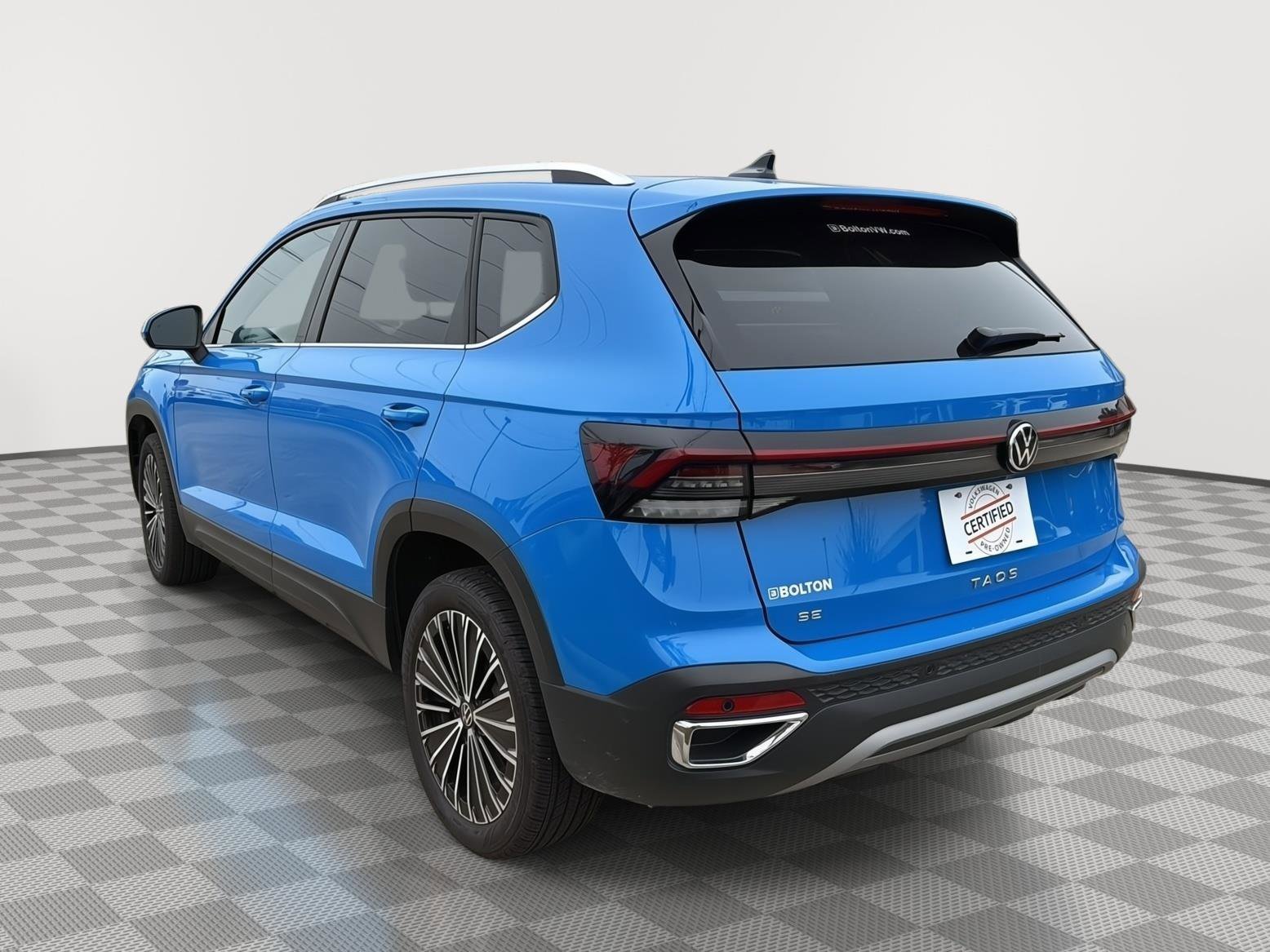 Certified 2025 Volkswagen Taos SE w/ Panoramic Sunroof Package image 3