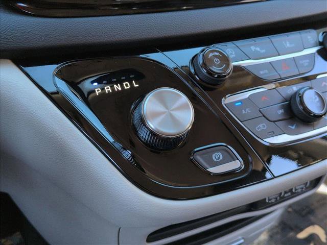 Used 2024 Chrysler Pacifica Touring-L image 12