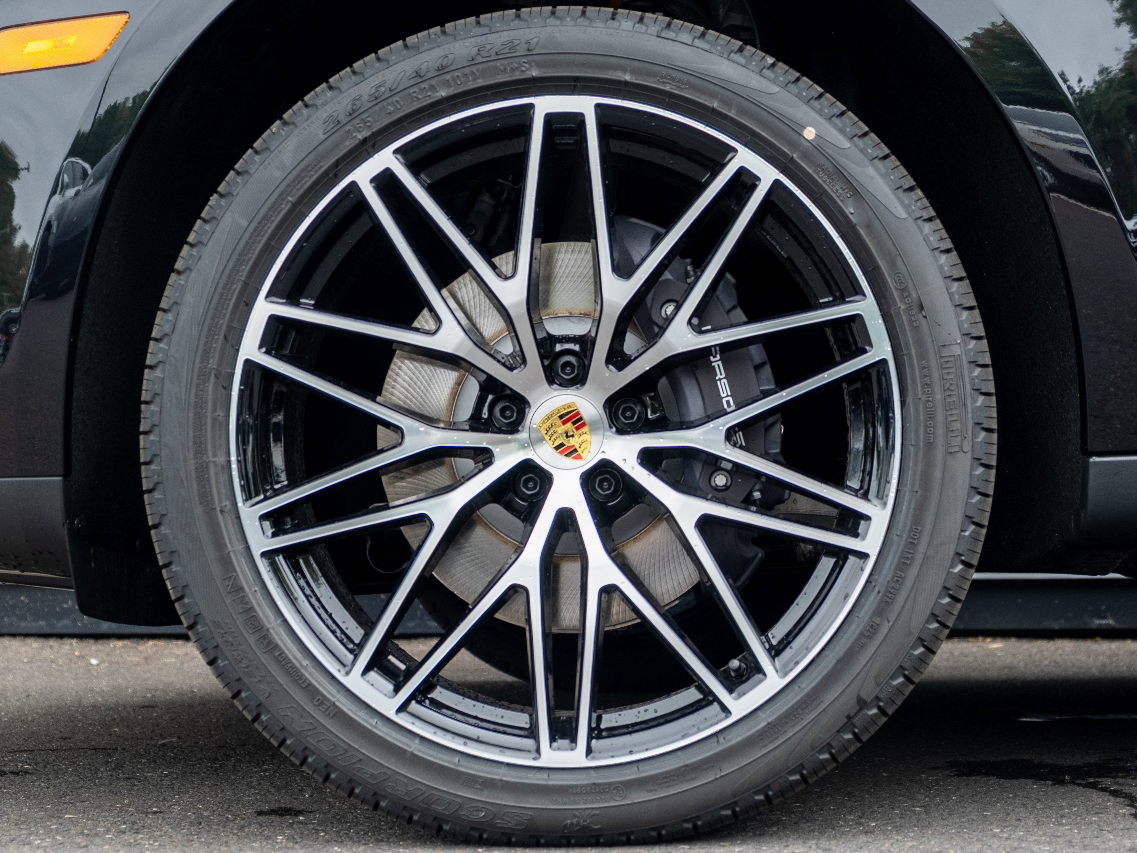 Certified 2025 Porsche Macan image 12