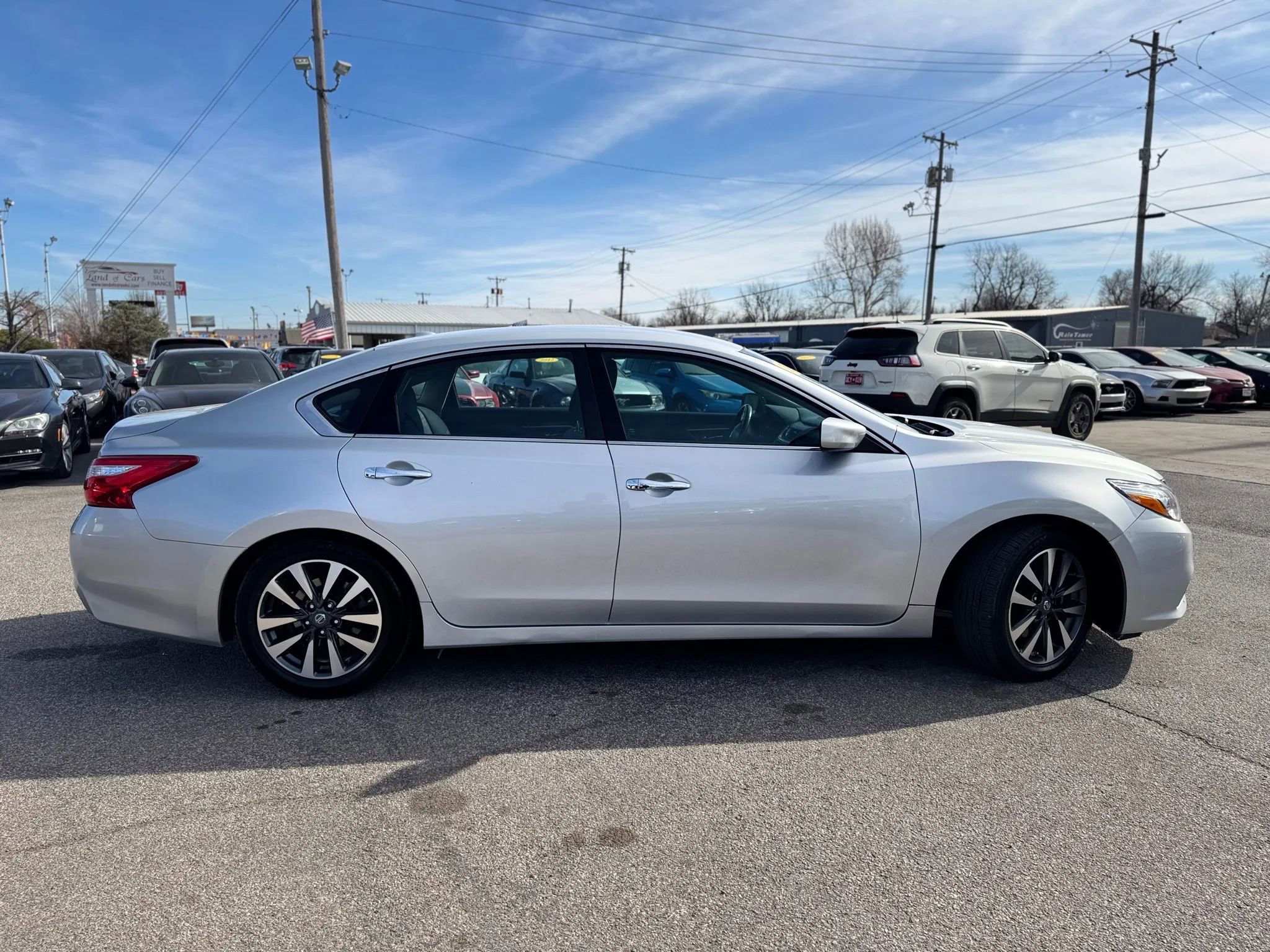 Used 2017 Nissan Altima 2.5 SV image 3