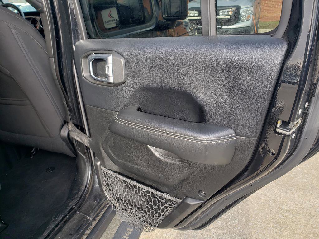 Used 2018 Jeep Wrangler Unlimited Sahara image 25