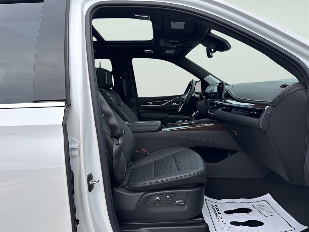 Used 2024 Cadillac Escalade Premium Luxury Platinum image 12