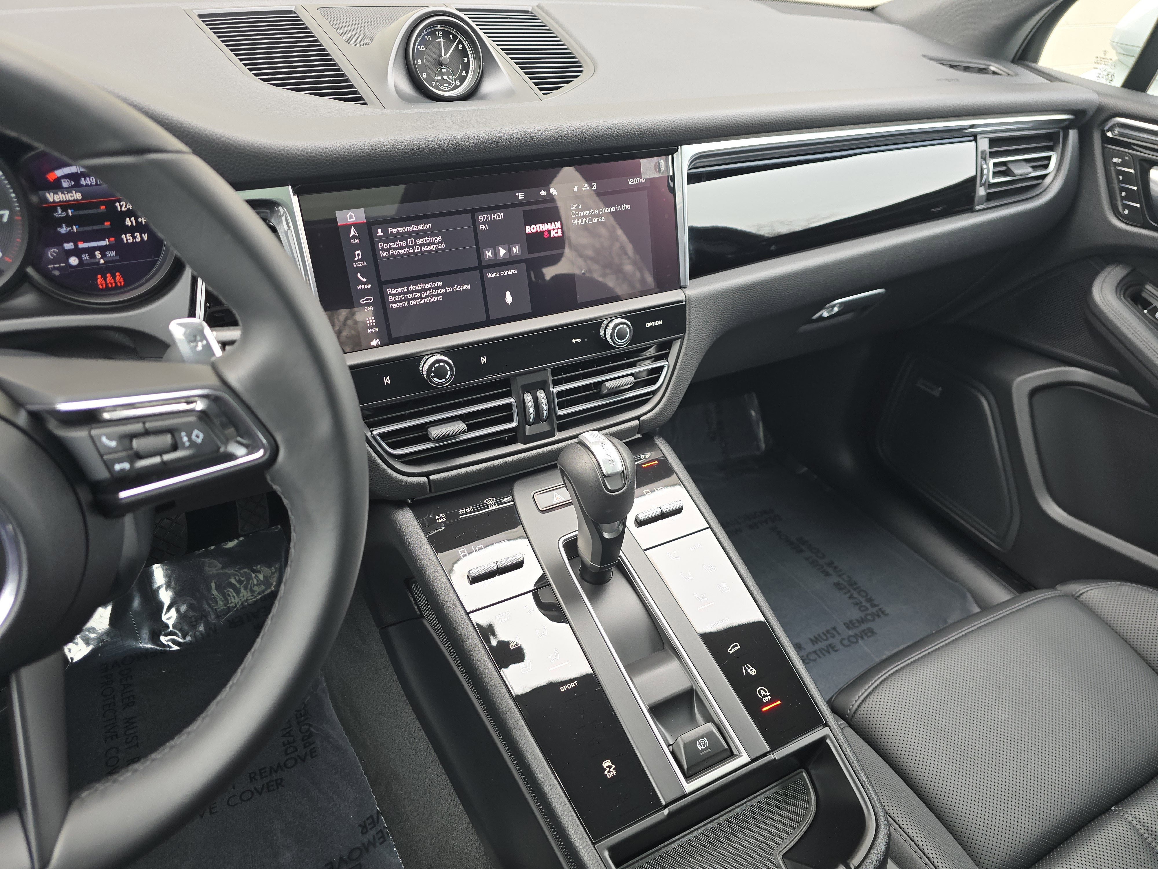 Certified 2025 Porsche Macan AWD/4WD image 20