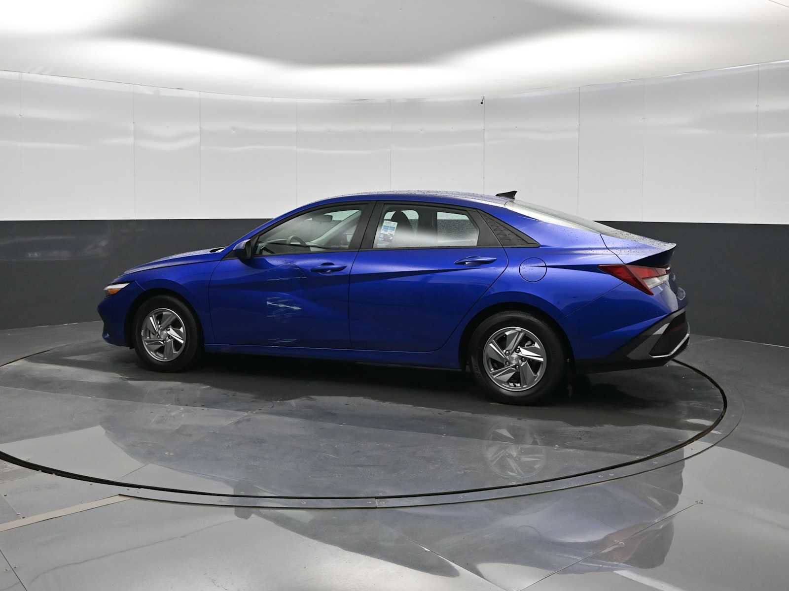 Used 2024 Hyundai Elantra SE FWD image 5