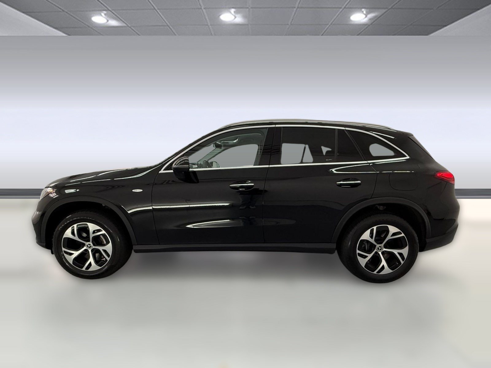 Used 2025 Mercedes-Benz GLC 350e 4MATIC image 2