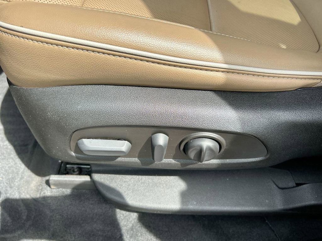 Used 2022 Chevrolet Traverse Premier FWD image 23