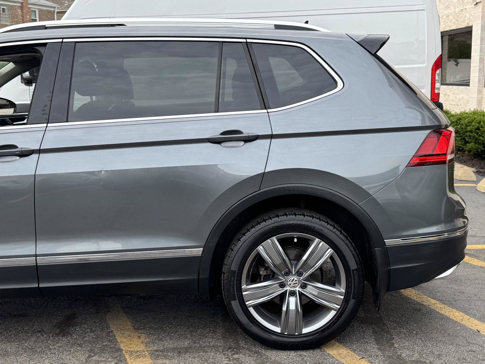 Used 2018 Volkswagen Tiguan SEL Premium w/ 3rd Row Seat Package AWD/4WD image 2