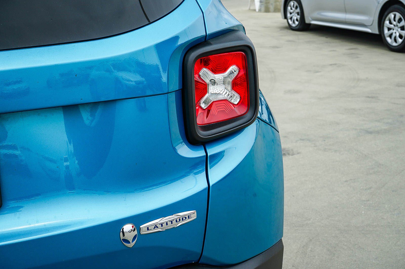 Used 2021 Jeep Renegade Latitude FWD image 11
